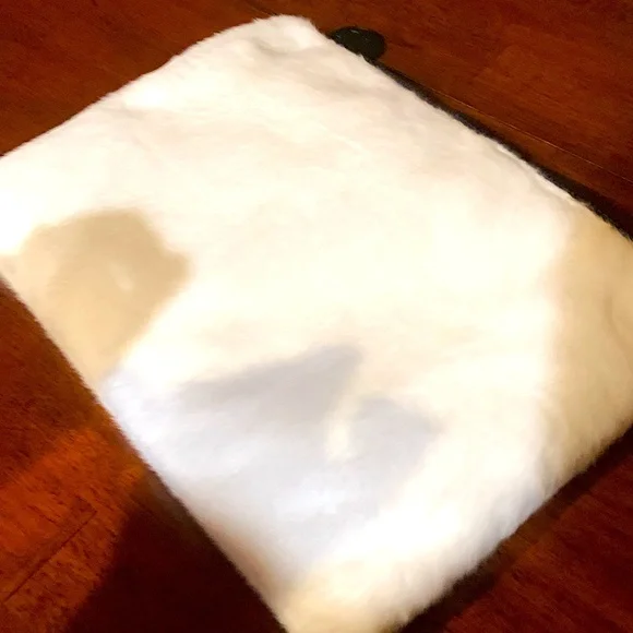 Absolutely adorable authentic rare,collectible white Chanel furry pouch/clutch. - Picture 16 of 17
